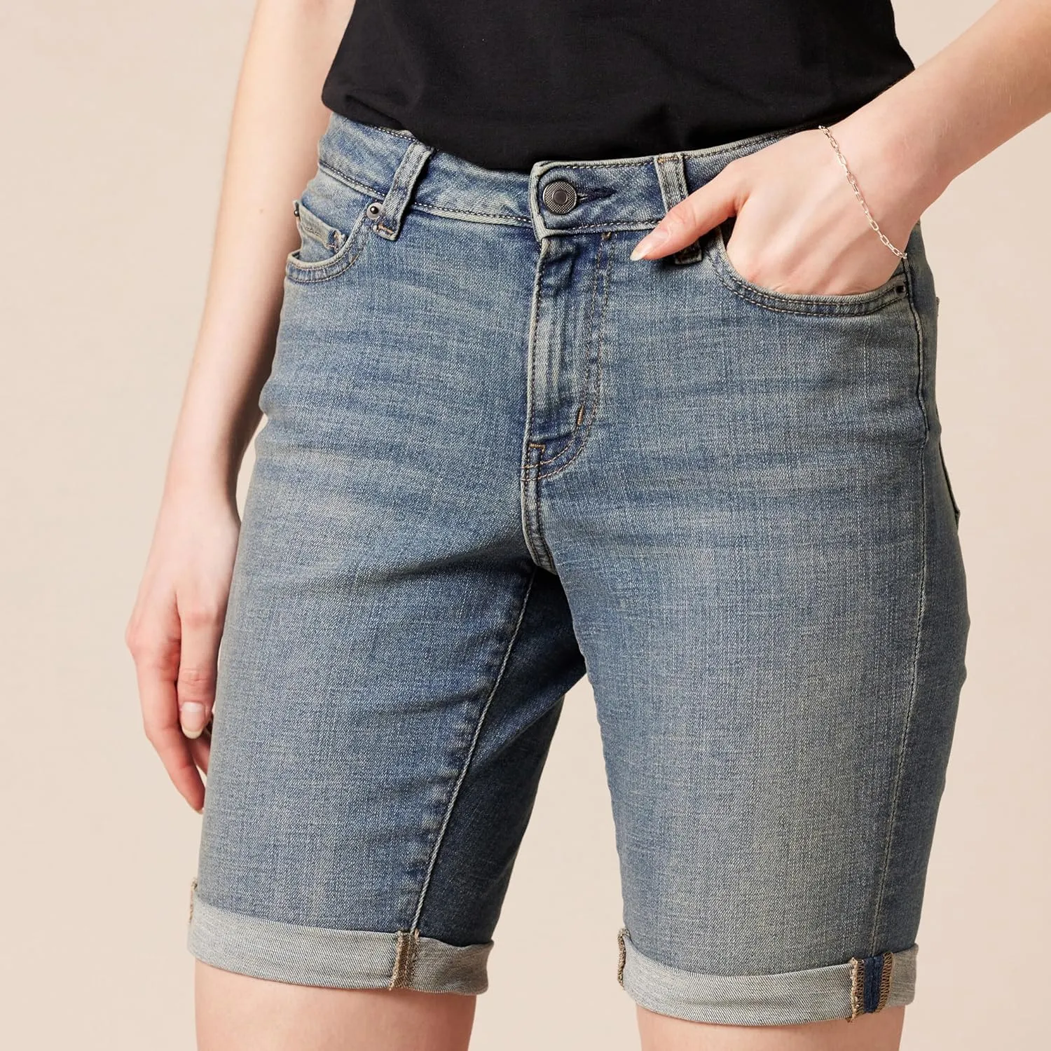 Amazon Essentials Women's Mid-Rise Slim fit Denim Bermuda Shorts with Pockets
